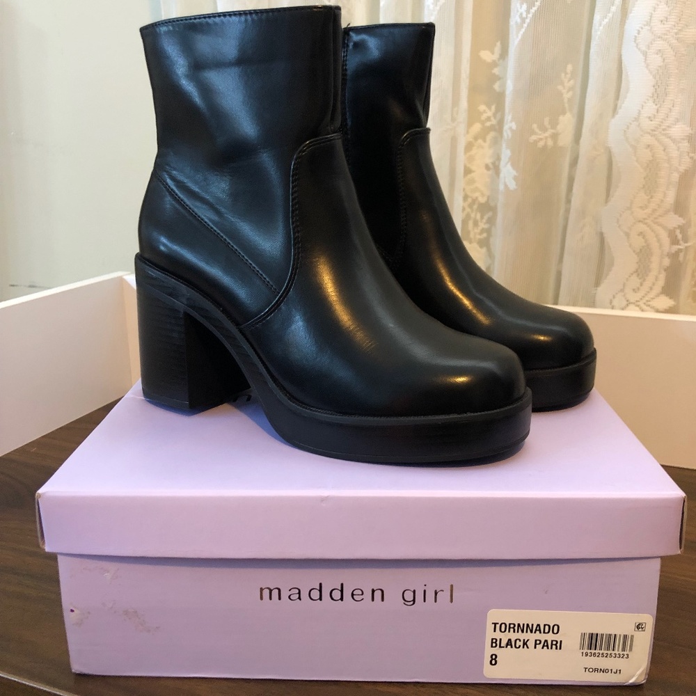 Madden Girl Tornado Bootie Sz8 NEW
